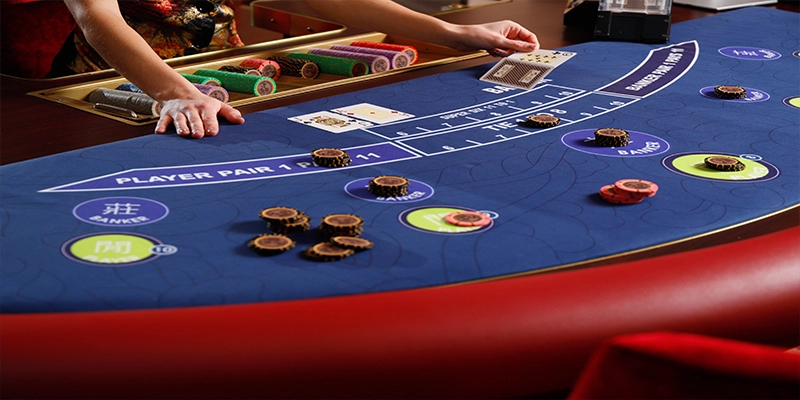 Baccarat – Hướng dẫn chi tiết và chiến thuật hiệu quả cho người mới - QENIX Baccarat – Hướng dẫn chi tiết và chiến thuật hiệu quả cho người mới - QENIX
