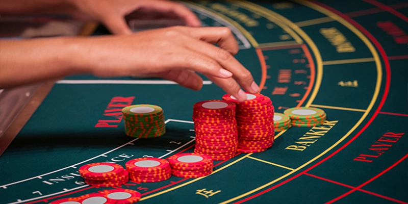 Baccarat – Hướng dẫn chi tiết và chiến thuật hiệu quả cho người mới - QENIX Baccarat – Hướng dẫn chi tiết và chiến thuật hiệu quả cho người mới - QENIX